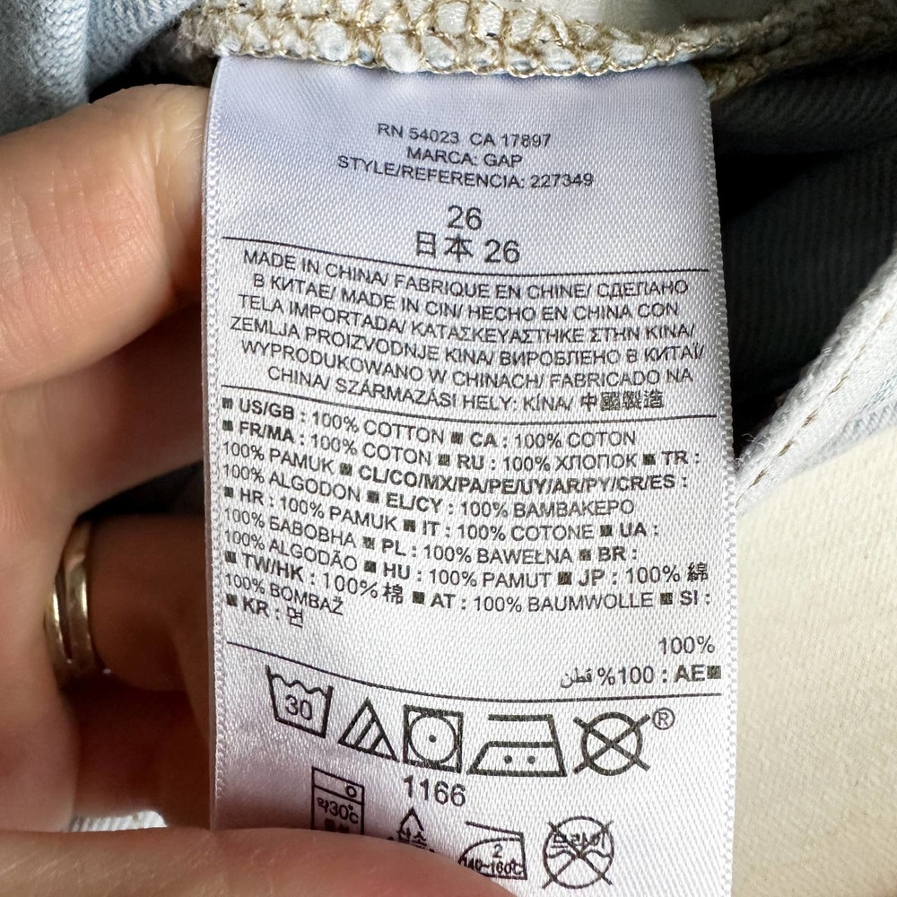 Gap “Sexy Boyfriend” Cutoff Mid Rise Light Wash Jean Shorts (size 26) - Picture 5 of 6